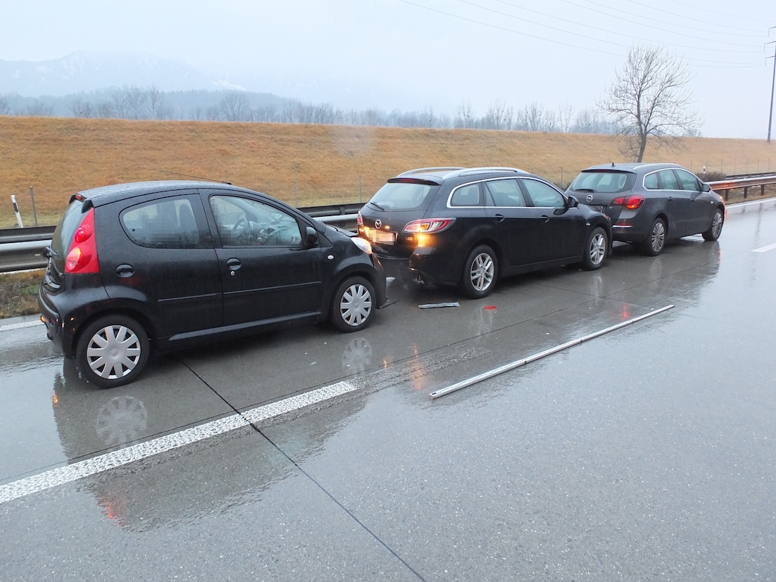 Kollision und Folgeunfall auf Autobahn A13 - Polizeinews.ch