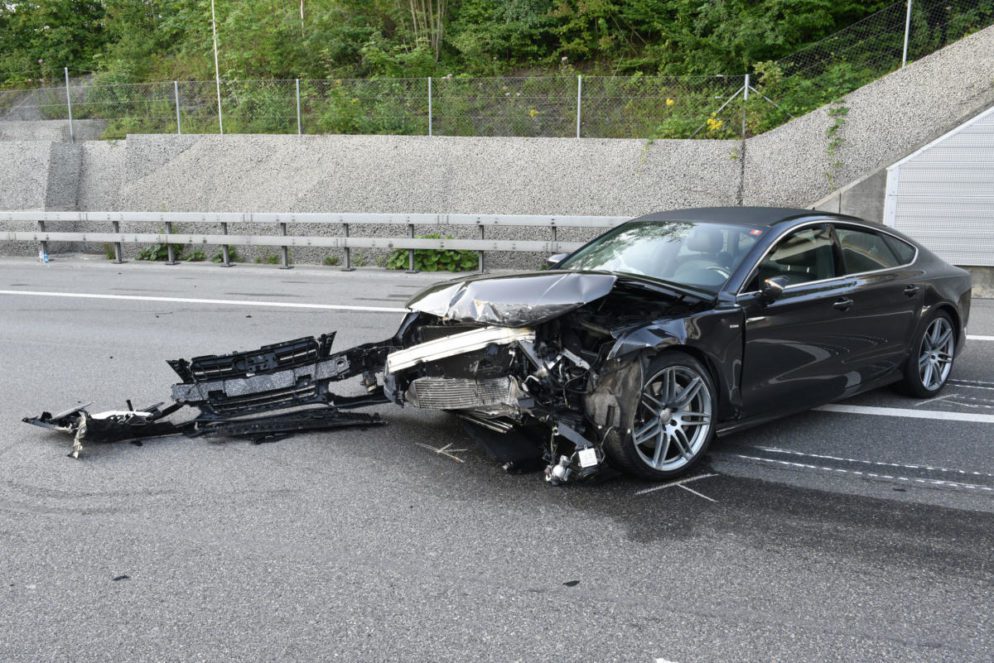 Unfall A2 Luzern LU - Fahrer (25) prallt heftig gegen Betonelemente