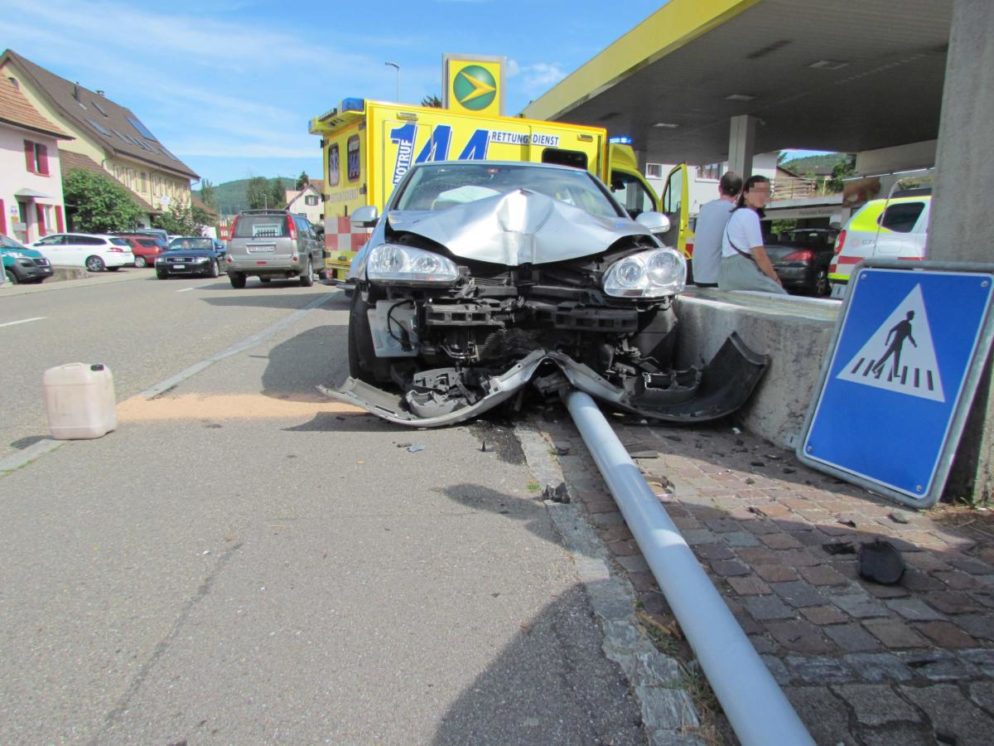 Möhlin AG - Autofahrer prallt in Strassenlampe