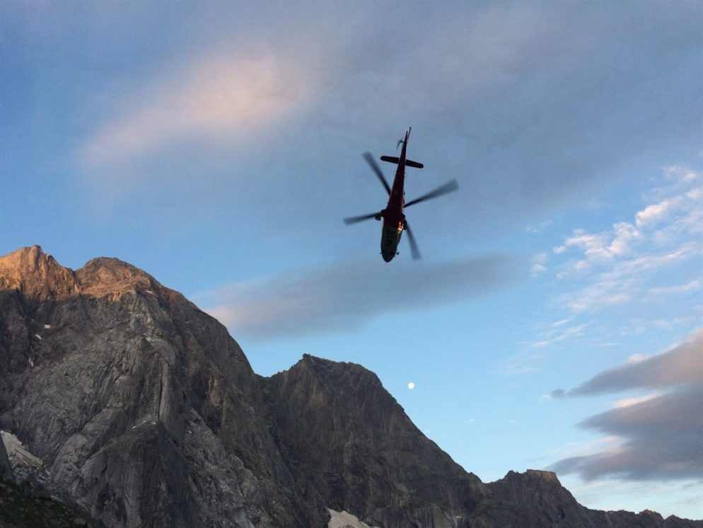 Alpinistin am Piz Badile von Steinen getroffen und schwer verletzt