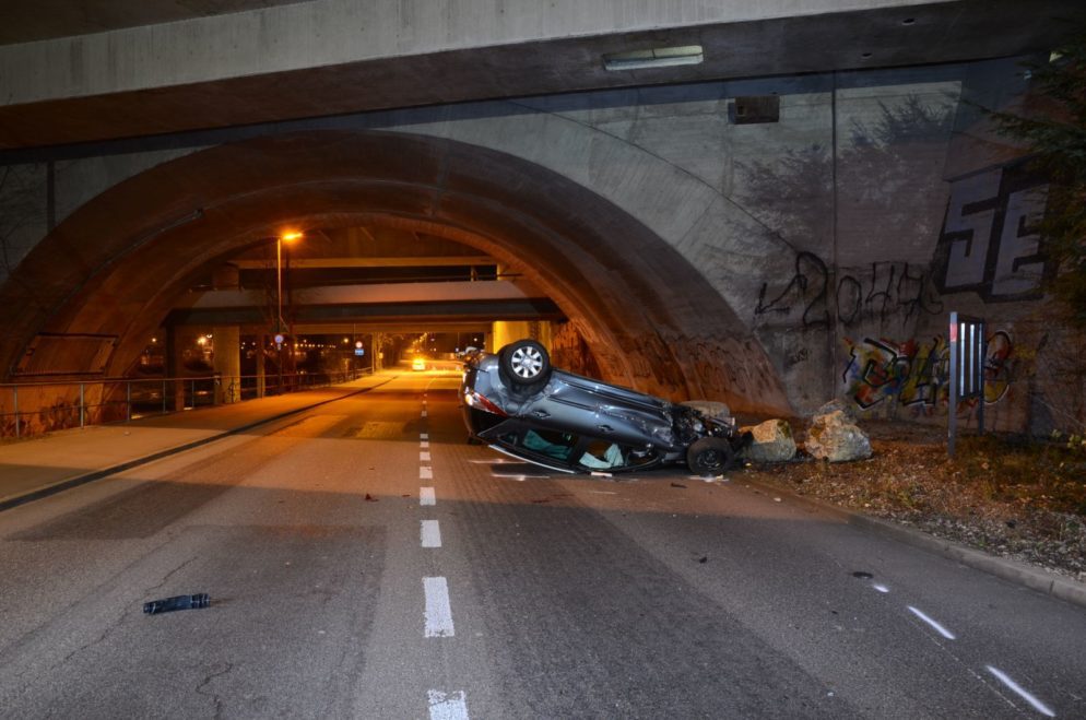 Auto landet nach Selbstunfall auf dem Dach: Schutzengel fuhr mit