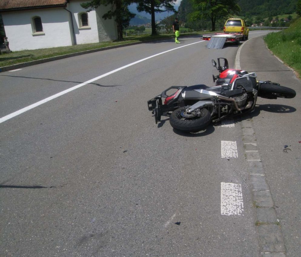 Unfall zwischen Motorrad und PW in Silenen