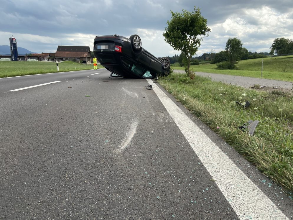 Verkehrsunfälle in Oberrüt, Etzgen AG - Auto überschlägt sich heftig
