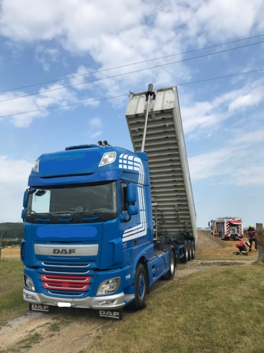 Barzheim SH - Lastwagenchauffeur touchiert 16'000 Volt-Leitung