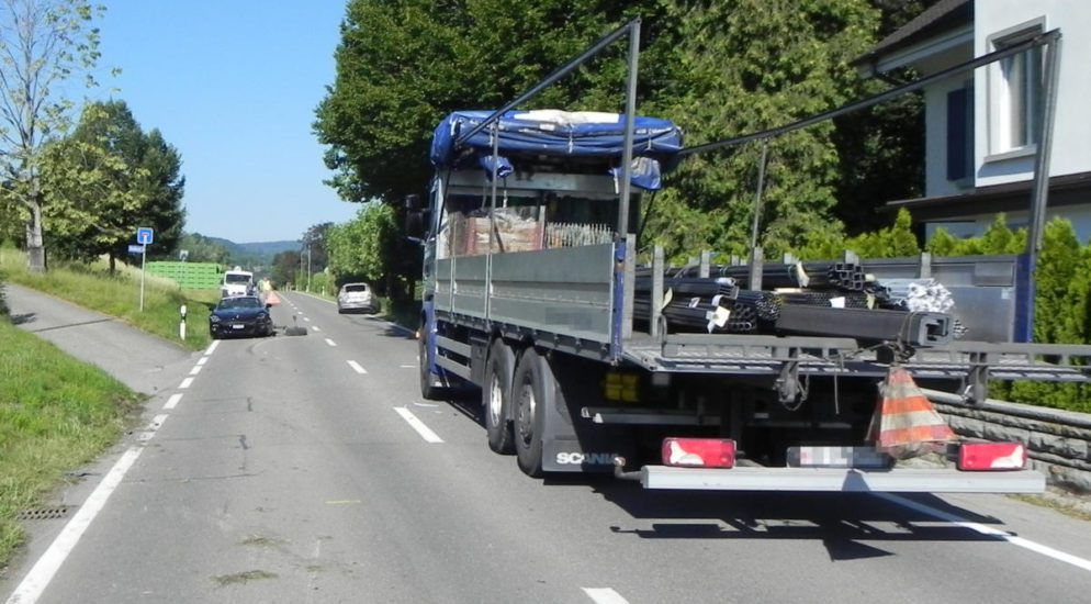 Mammern TG - Lastwagen prallt ins Heck von Auto