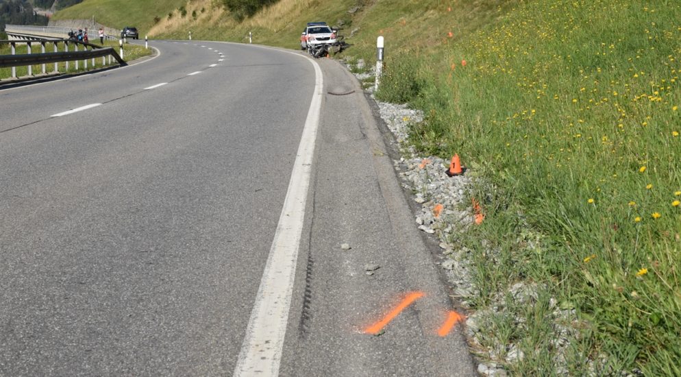 Motorradfahrerin verunfallt auf Oberalpstrasse in Sumvitg GR
