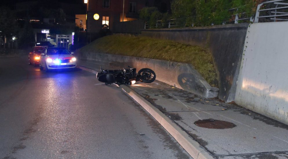 Motorradlenker nach Unfall in Düdingen schwer verletzt