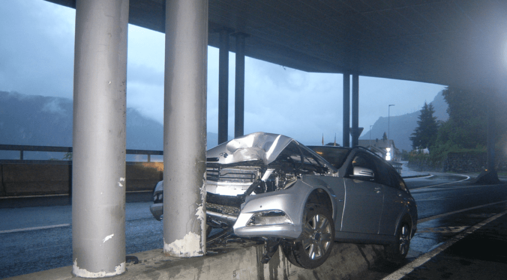 Bei Unfall in Sisikon UR auf Betonmauer gefahren