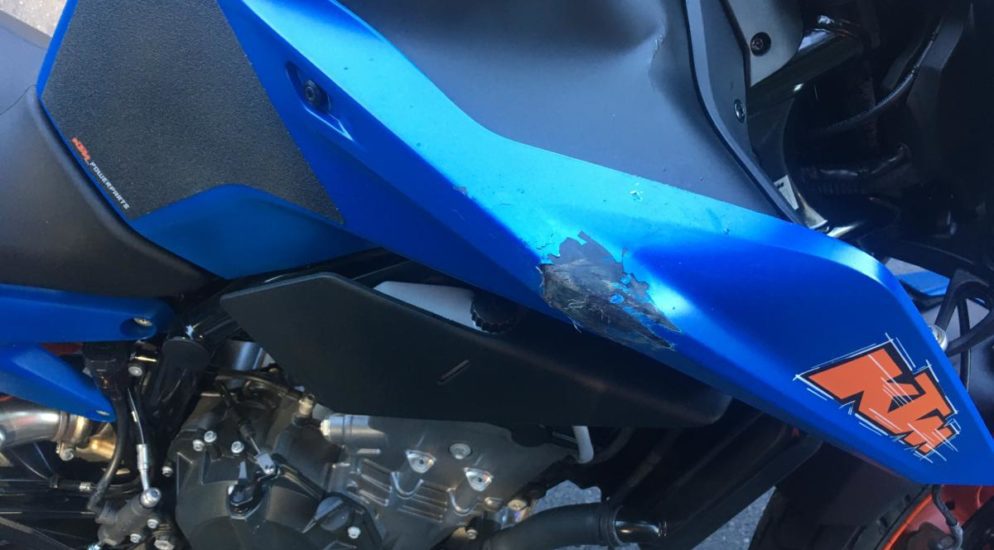 Obstalden GL - Motorradfahrerin verunfallt in enger Linkskurve