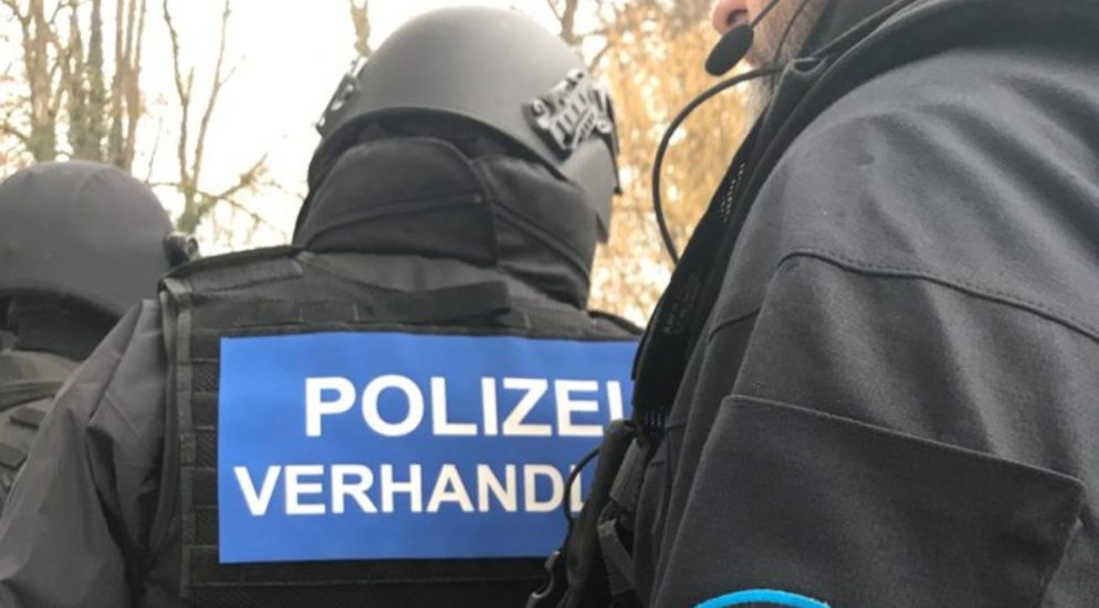 Zürich - Polizeiverhandler im Einsatz