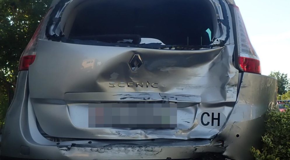 Amriswil TG - Autofahrer baut Unfall und flüchtet mit gestohlenem Auto