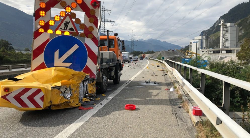 Heftiger Unfall zwischen Anhängerzug und Signallastwagen A13 / Chur GR