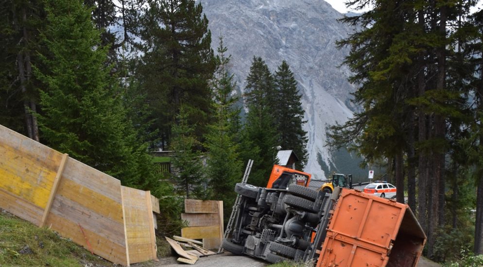 Arosa GR - LKW auf Seite gekippt und mit Kran geborgen