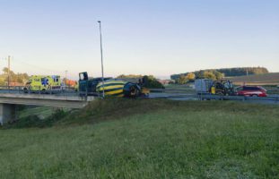 Schmitten FR - LKW-Fahrer (30) fährt zu schnell und verunfallt