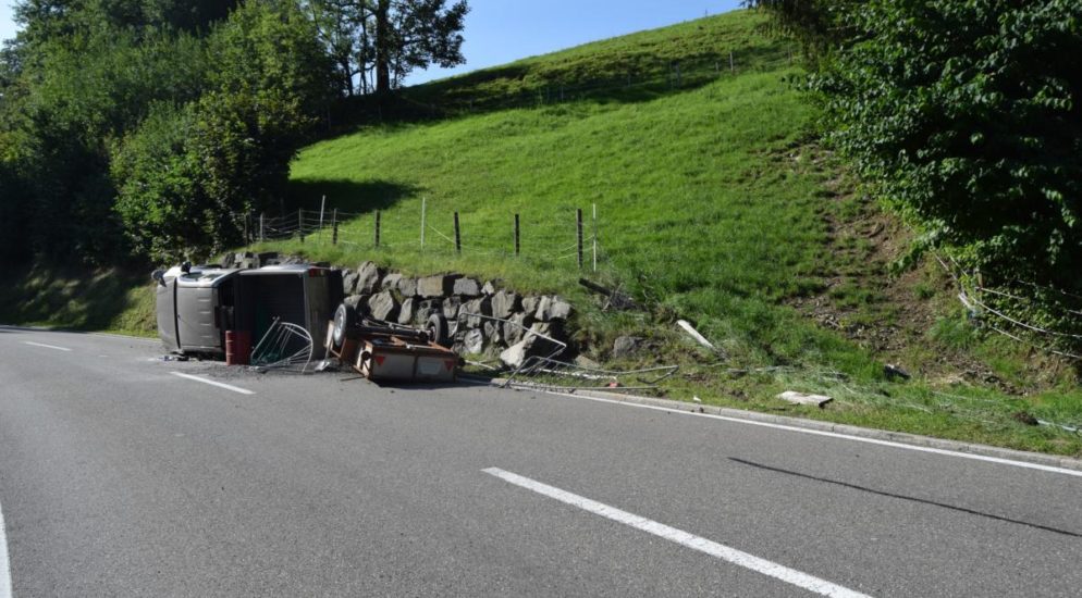 Unfall in Speicher AR - Lieferwagenfahrer prallt in Stützmauer