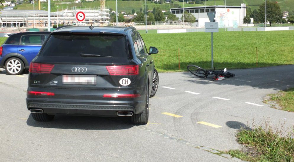 Balgach SG - E-Bikerin (16) gegen Fahrzeugfront geprallt