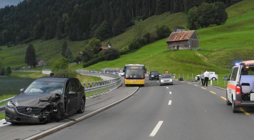 Heftiger Verkehrsunfall in Gross SZ fordert Verletzte