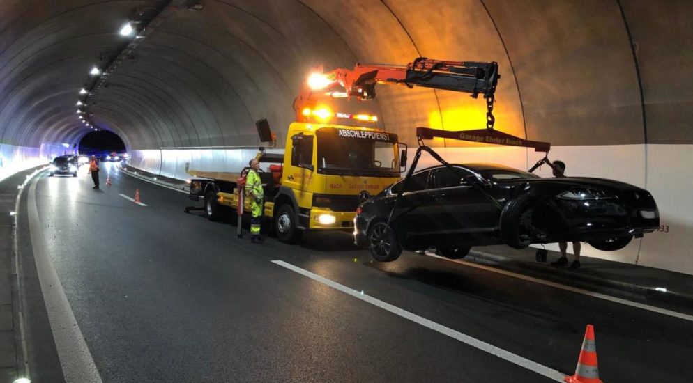 Arth SZ - Autolenker (26) verliert im Tunnel Schönegg die Kontrolle