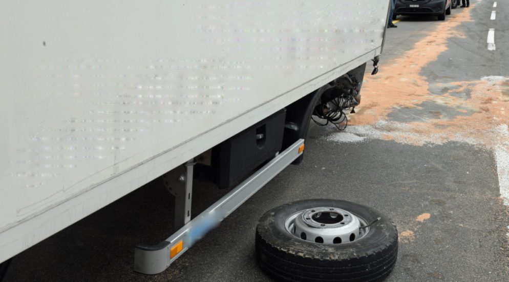Triengen: Sattelmotorfahrzeug verliert beide Räder der Doppelbereifung