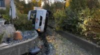Unfall in Buchs: VW Caddy landet auf Fussweg