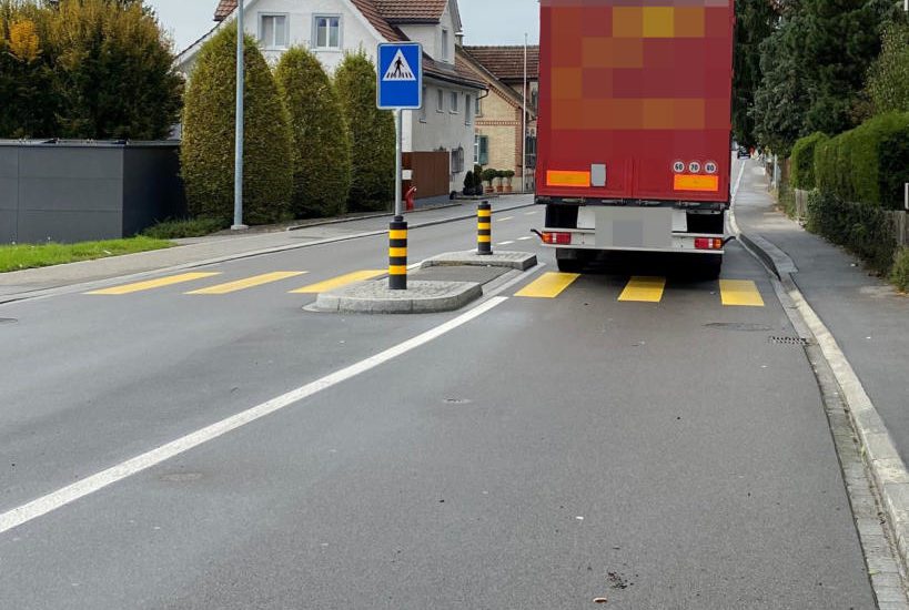 Neukirch TG - E-Bike-Lenker mit Lastwagen zusammengeprallt