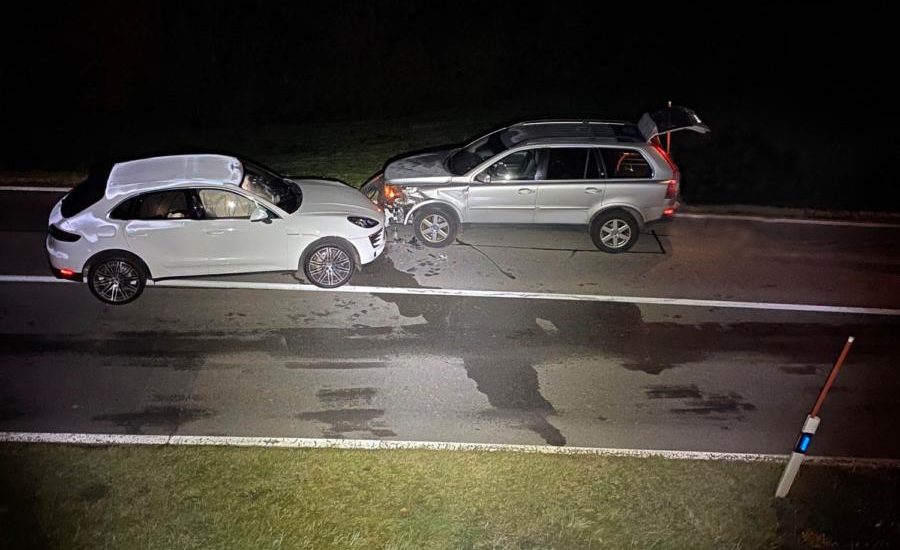 Drei Fahrzeuge erleiden nach Unfall in Menzingen Totalschaden