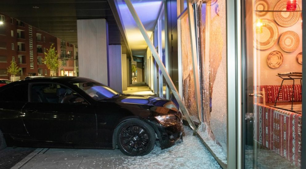 BMW-Fahrer (19) landet bei Unfall in Zürich ZH in Restaurant-Fenster