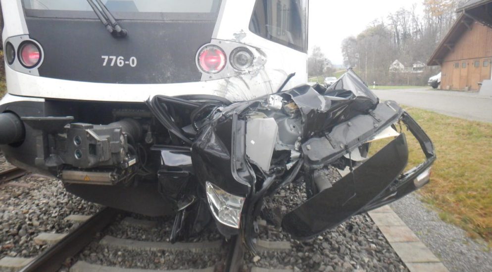 Unfall zwischen Zug und Auto auf Bahnübergang in Sulgen