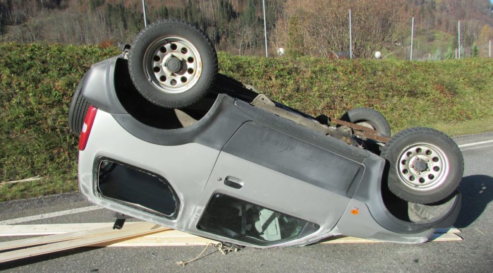 Verkehrsunfall in Rüti: Lenker verliert Kontrolle über Wagen