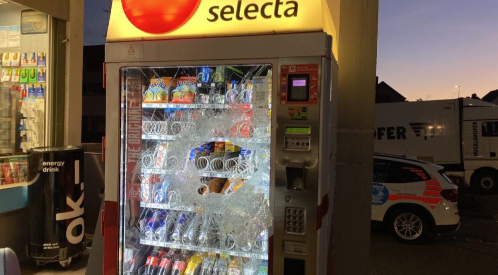 Schaffhausen SH - Snack-Automat mit Steinen eingeschlagen und ausgeräumt