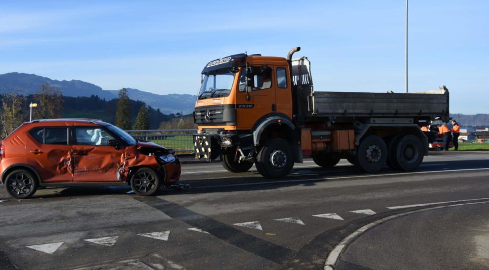 Crash zwischen Auto und Lastwagen in Kaltbrunn