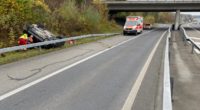 A4 Cham ZG - Lenker nach heftigem Unfall aus Fahrzeug befreit