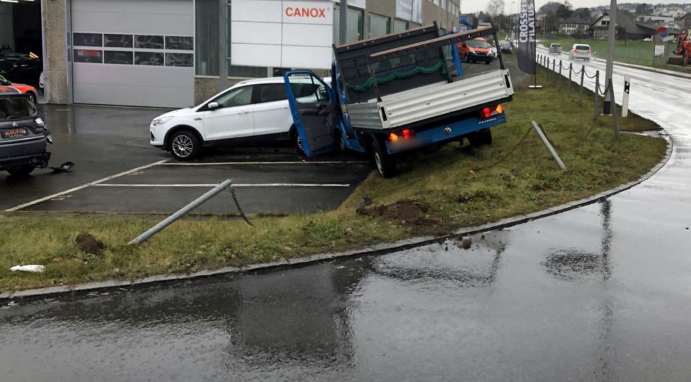 Bei Verkehrsunfall in Knutwil gegen zwei Personenwagen geprallt