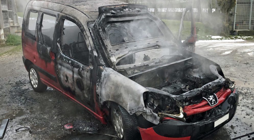 Geuensee LU - Abgestelltes Fahrzeug in Flammen aufgegangen