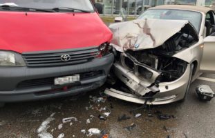 Eschlikon: Autofahrer prallt in Lieferwagen