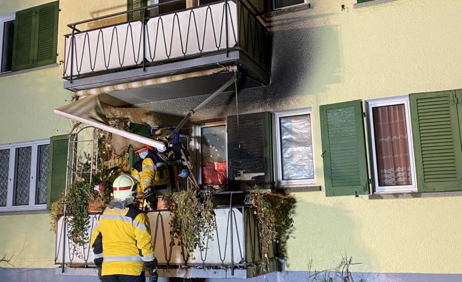 Balkon von Mehrfamilienhaus in Nussbaumen in Brand geraten