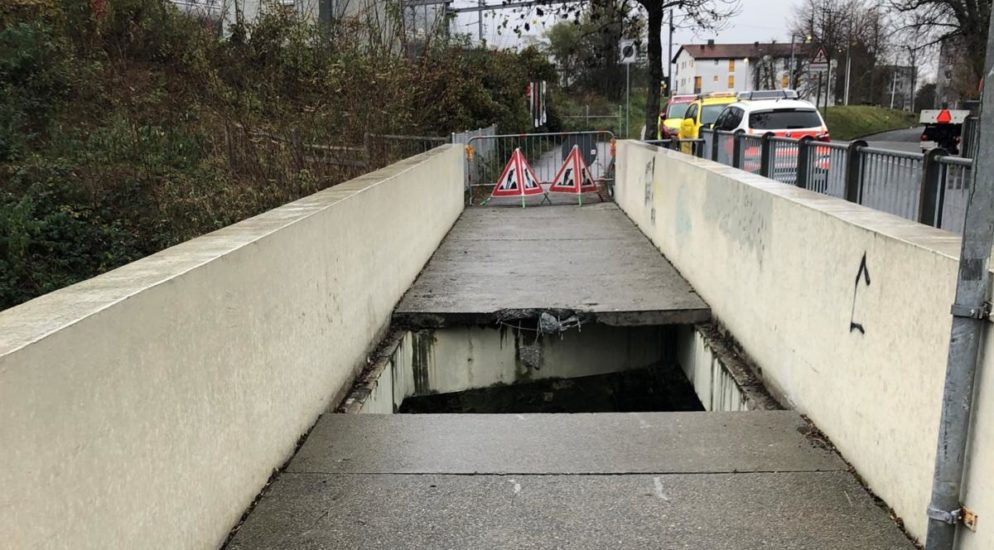 Gabelstapler bei Arbeitsunfall in Chur durch eine Brücke gebrochen