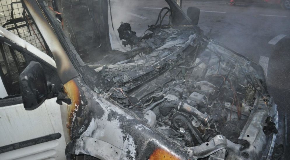 Feldbrunnen: Lieferwagen in Brand geraten: Totalschaden