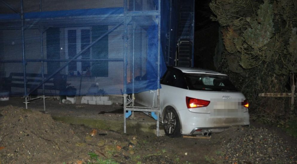 Autofahrerin crasht bei Selbstunfall in Schnottwil SO in Gebäude