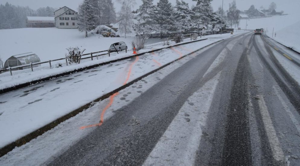 Stein AR - Automobilist (35) rutscht über schneebedeckte Strasse und verunfallt
