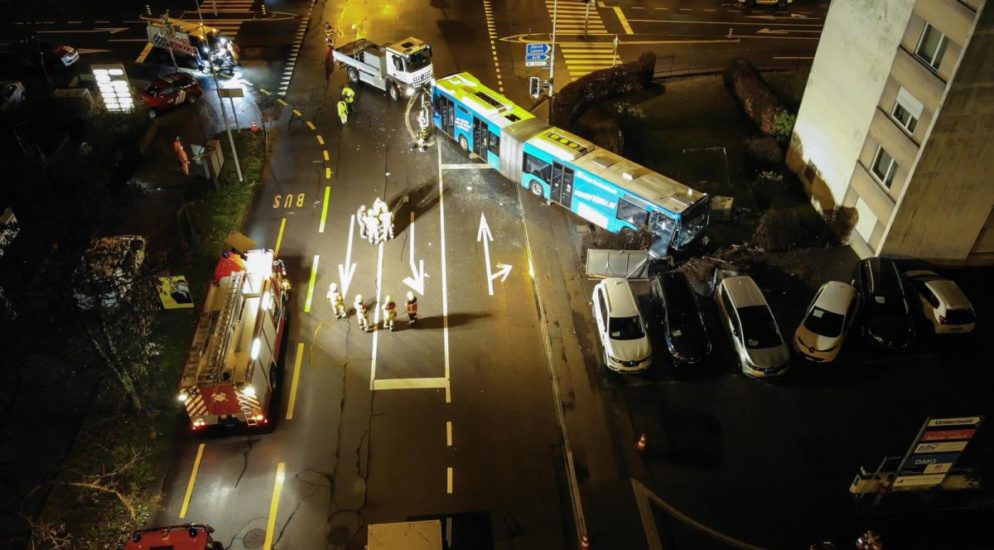 Nach Crash von Linienbus: Drei Verletzte und mehrere Hunderttausend Franken Sachschaden