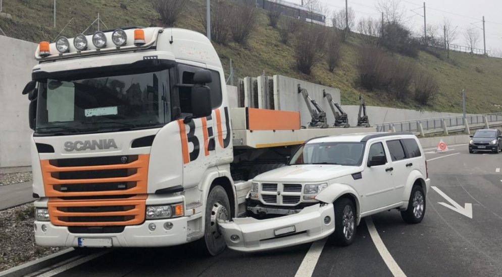 Neuhausen: Unfall zwischen Sattelmotorfahrzeug und Auto