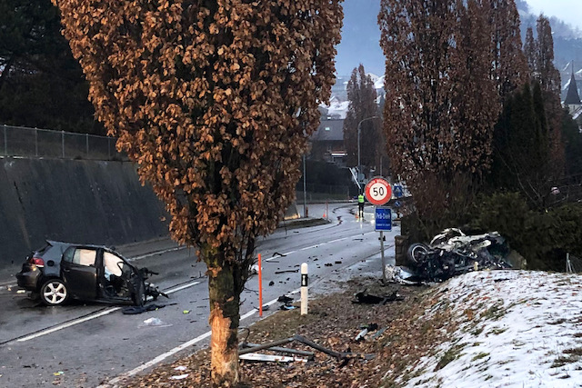 Auto bricht auseinander bei schwerem Unfall in Epagny FR