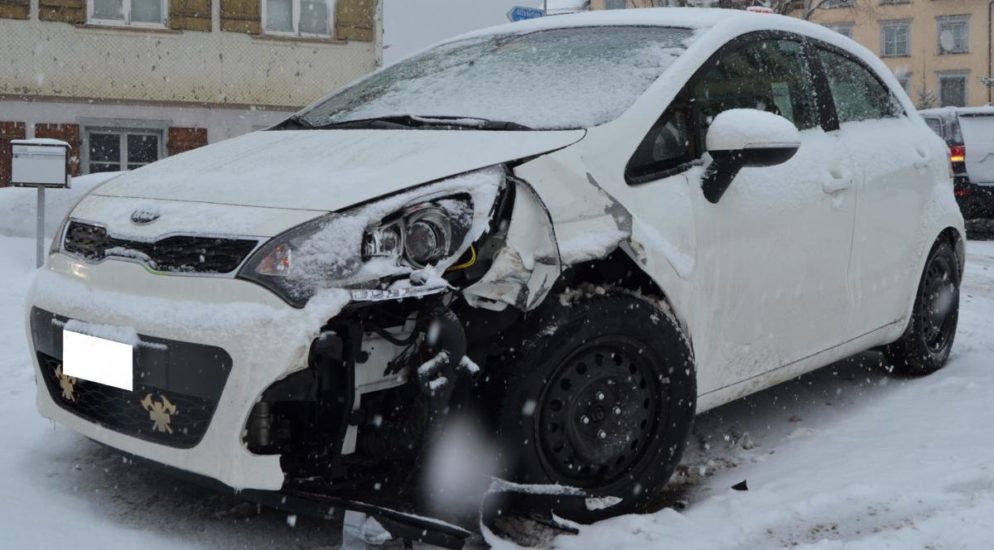 Schachen b. Reute AR: Verkehrsunfall auf schneebedeckter Fahrbahn