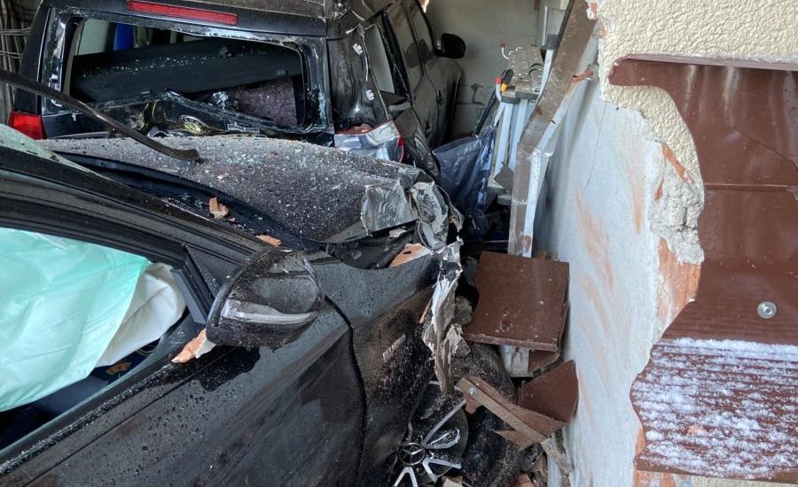 22-Jähriger bei Verkehrsunfall in Brugg mit Garage kollidiert