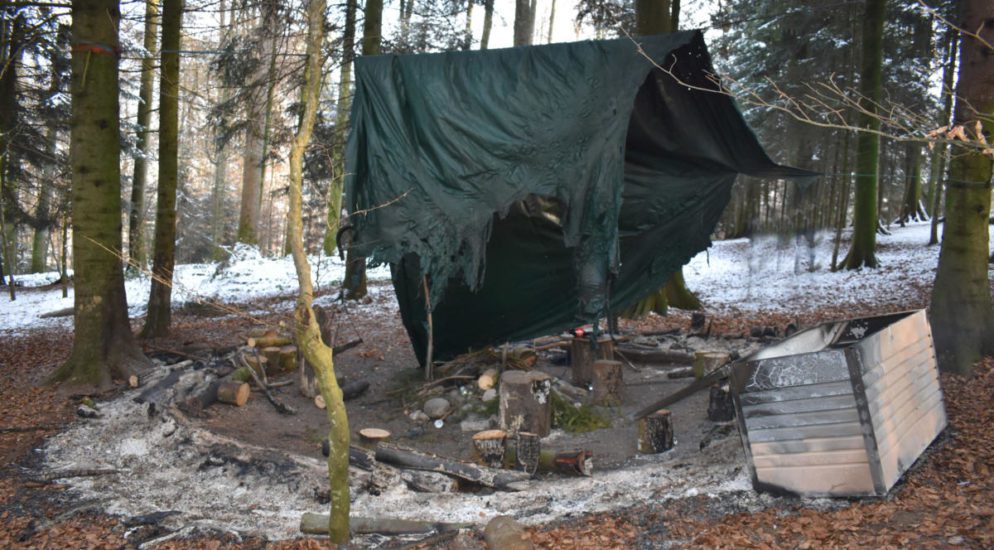 Letzte Woche haben Unbekannte ein Waldsofa einer Spielgruppe aus Oberkirch angezündet. Die Luzerner Polizei sucht Zeugen.