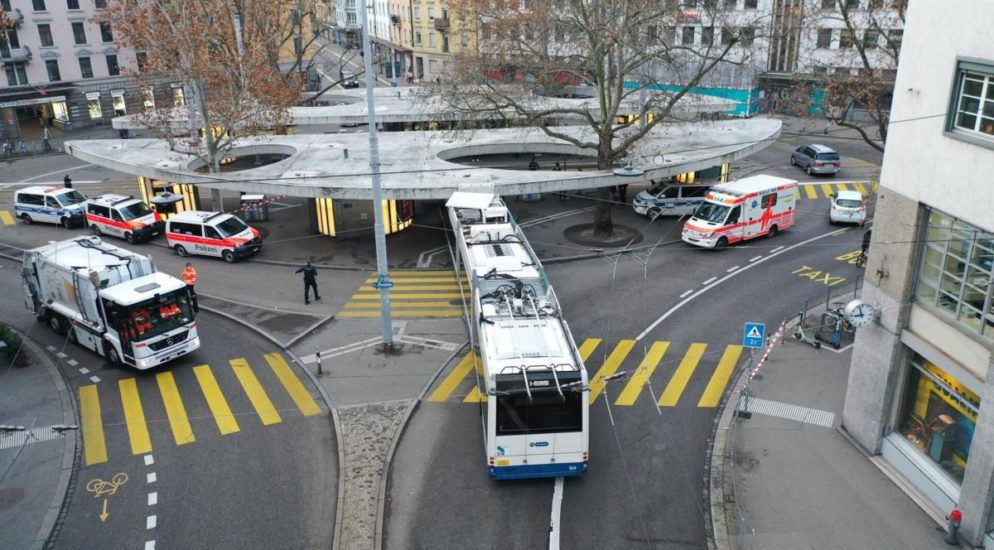 Zürich: VBZ-Bus kracht beim Limmatplatz in Haltestelle