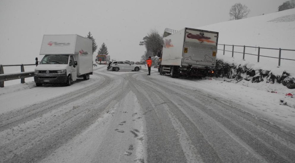 Schwyz SZ - Starke Schneefälle führen zur Sperrung der A4 und zu Unfällen