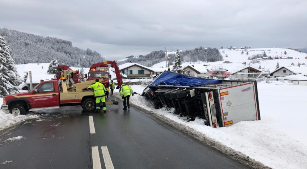 Unfall Schwyzerbrugg: Sattelschlepper kippt auf die Seite