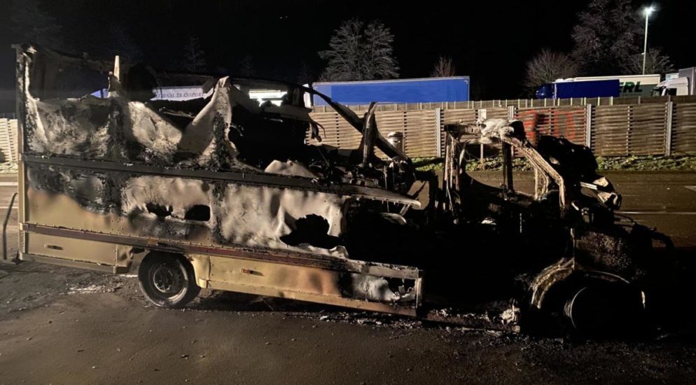 Tenniken: Auto nach Brand vollständig zerstört